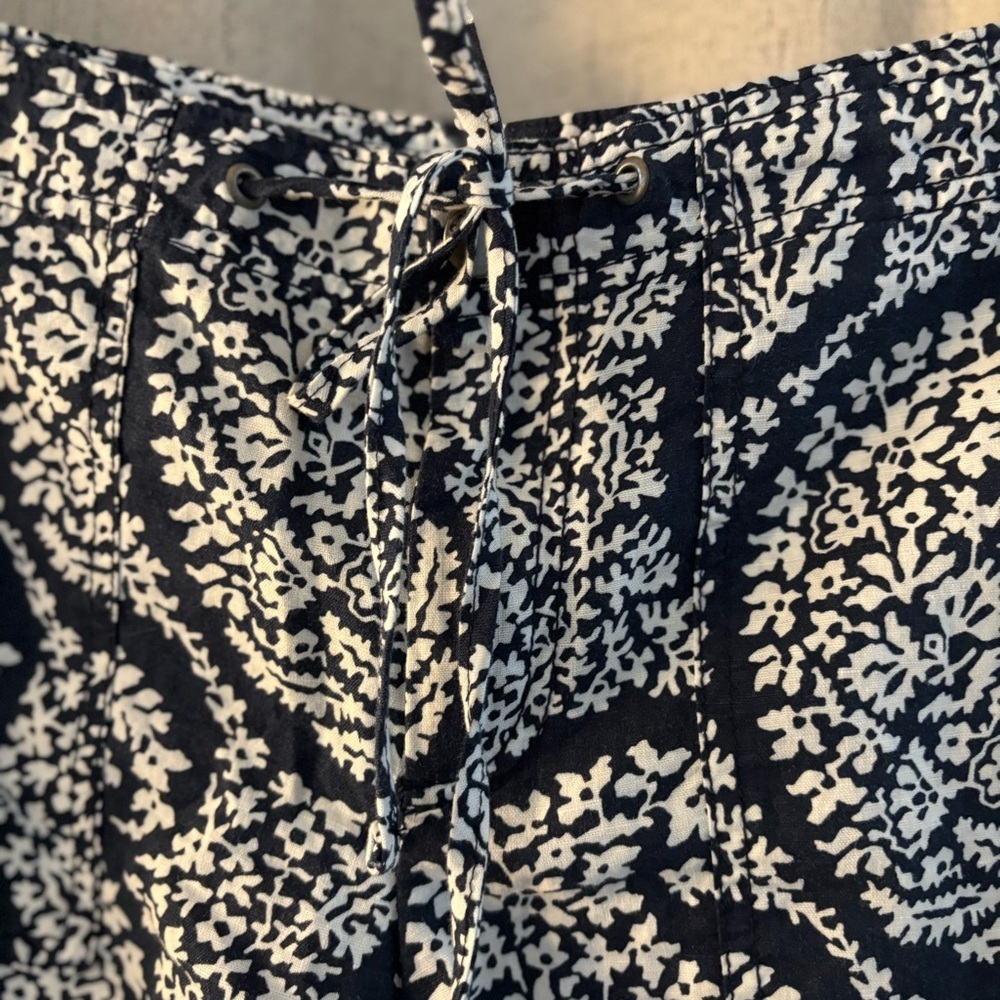 Gap Women's Navy And White Paisley/Floral‎ Shorts With Tie Size 8. Linen Blend. - Picture 2 of 7